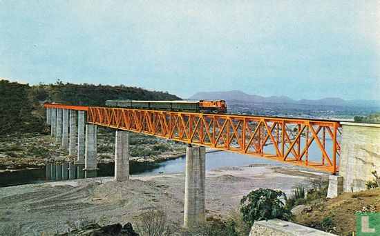 Puente de agua caliente sobre el Rio Fuerte - Afbeelding 1
