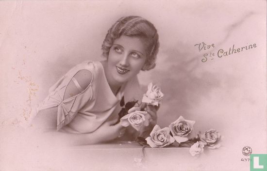 Vive Ste. Catherine - Jonge vrouw leunend op muurtje met rozen - Bild 1