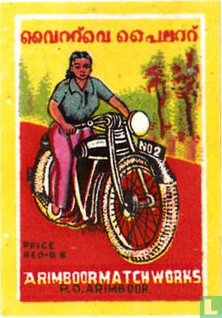 beeld van vrouw op moto