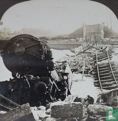 Tangled ruins of Marne Bridge blown up by Germans and Red Cross train wreck.  - Afbeelding 2