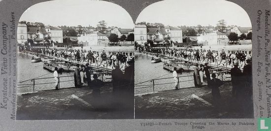 French troops crossing the Marne by pontoon bridge.  - Bild 1