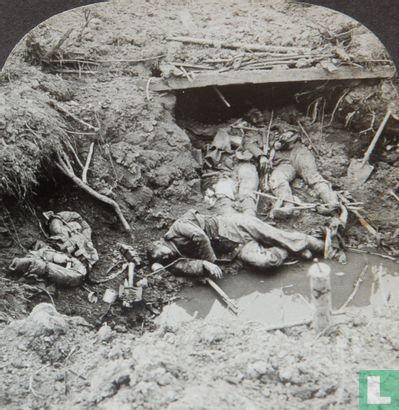 "And the trench was a reeking shambles." German dead in the La Bassee area.  - Afbeelding 2