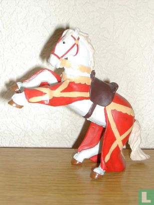 Pferd mit Dressing in roten und gelben Streifen 