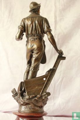  Metall-Figur auf Sockel eines Mannes mit Boot und houwel - Bild 3