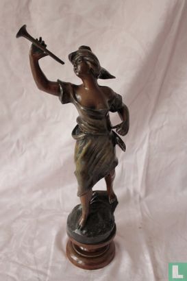  Metalen figuur op sokkel van een vrouw met fluit - Afbeelding 1