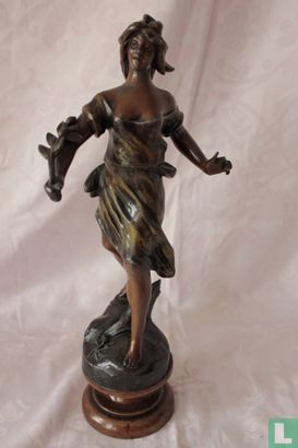  Metalen figuur op sokkel van een vrouw met twijg - Afbeelding 1