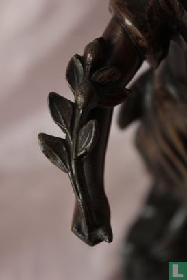  Metalen figuur op sokkel van een vrouw met twijg - Afbeelding 2