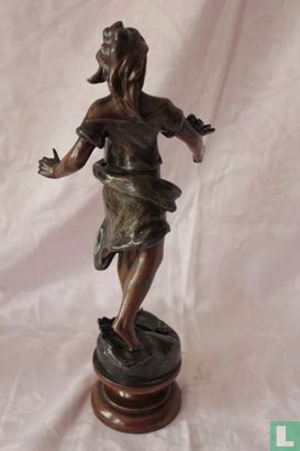  Metalen figuur op sokkel van een vrouw met twijg - Afbeelding 3