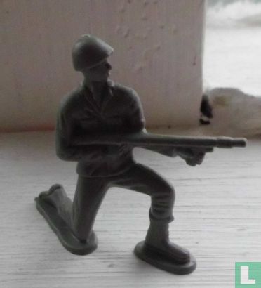 Soldat mit Flammenwerfer - Bild 1