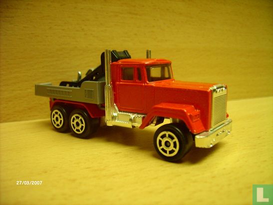 Mack RW tow truck - Image 1