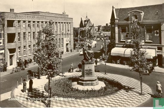 Damplein met postkantoor