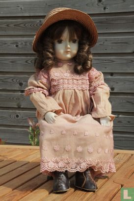 Meisje in een roze jurk - Image 1