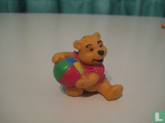 Winnie l'ourson avec ballon de plage