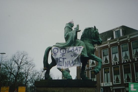 Vrouwen laat je niet naaien. Standbeeld Willibrord Utrecht. Willibrord met een condoom op zijn kop.