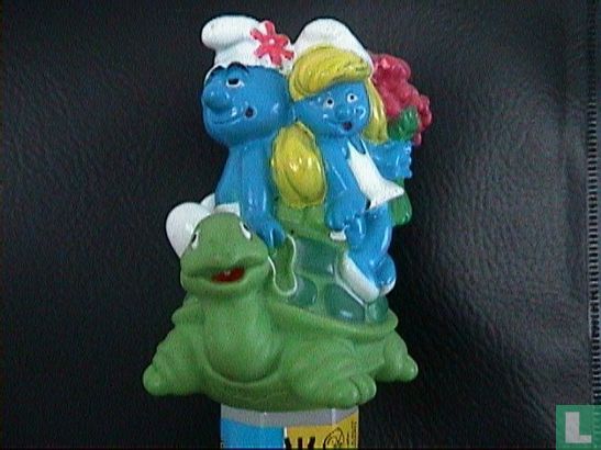 Smurf and Smurfette on turtle - Image 1