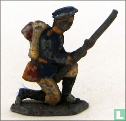 Soldier kneeling - Image 2