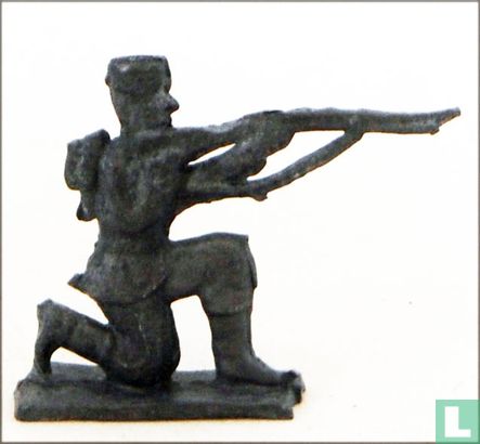 soldier kneeling  - Image 2