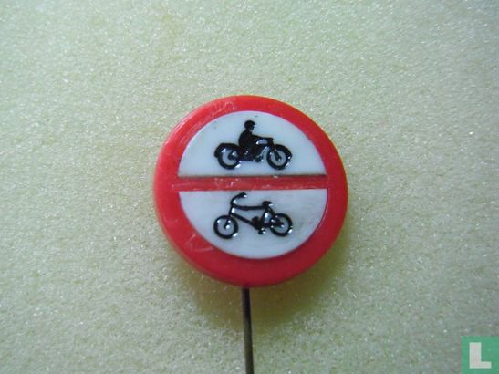 Verbodsbord: gesloten voor fietsen en bromfietsen