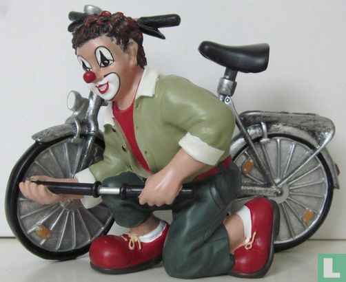 Fahrrad mit Clown am Vorderrad (Der Plattfuß) - Bild 1
