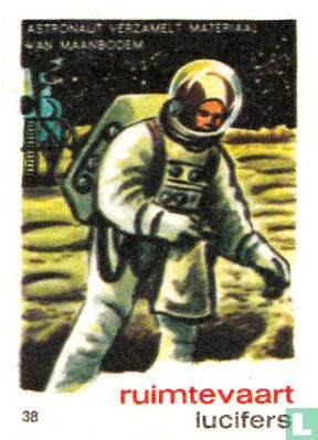 Astronaut verzamelt materiaal aan maanbodem