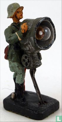 Soldat mit Suchscheinwerfer - Bild 1