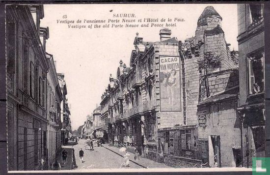 Saumur, Vestiges de l'ancienne Porte Neuve et l'Hôtel de la Paix