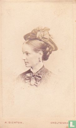 Jonge dame, zijaanzicht, met hoed, medaillon en oorhanger - Bild 1