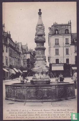 Tours, Fontaine de Beaune (Place du Grand Marche)