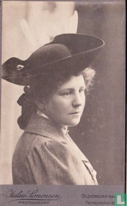 Zijportret van dame met hoed - Image 1