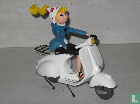 IJzerlijm op haar scooter - Image 1