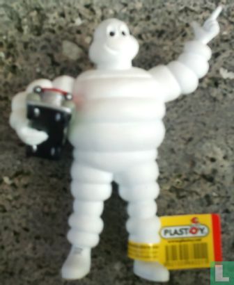 Bibendum, Michelin mascotte staand met auto - Afbeelding 2