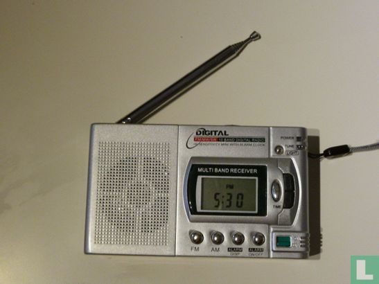 Multiband pocket radio met klok