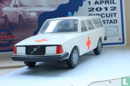 Volvo 245 ambulance - Image 1