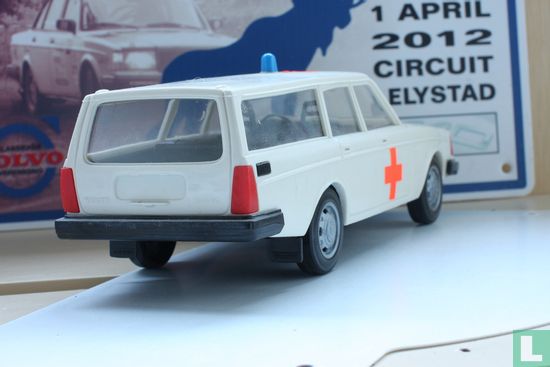 Volvo 245 ambulance - Image 2