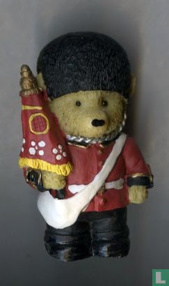 Bier in britischer Uniform mit Bärenfellmütze
