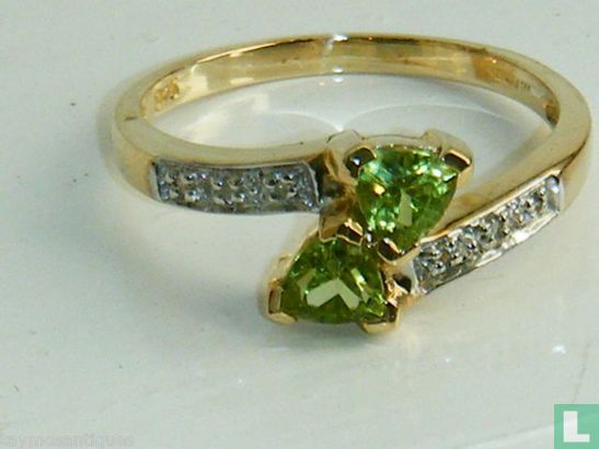 9 K YELLOW GOLD PERIDOT & DIAMOND RING - Afbeelding 1