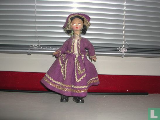 Meisje in een paarse jurk