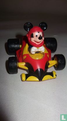 Mickey Mouse dans la voiture de course