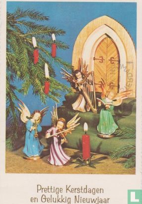 Prettige Kerstdagen en Gelukkig Nieuwjaar - Engelen beeldjes bij houten deur en kerstboom - Image 1