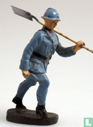 Soldier with shovel - Image 1