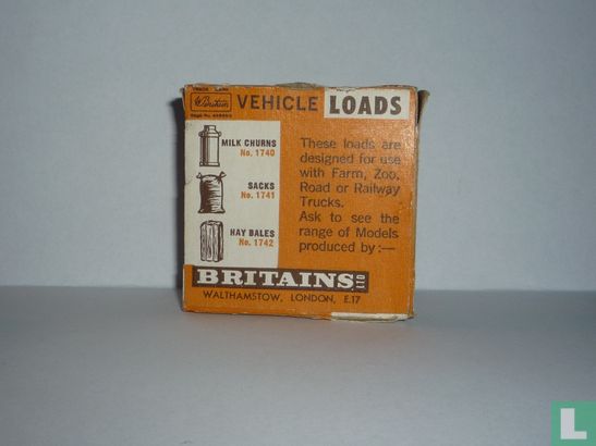 Vehicle loads sacks - Image 2