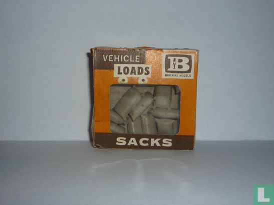 Vehicle loads sacks - Image 3