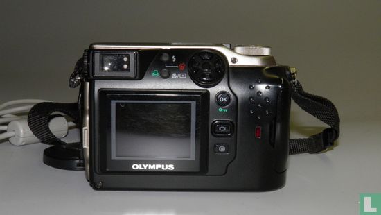 Olympus  Camedia C-2040 Zoom - Image 2