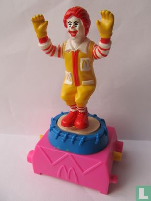 Ronald McDonald op trampoline