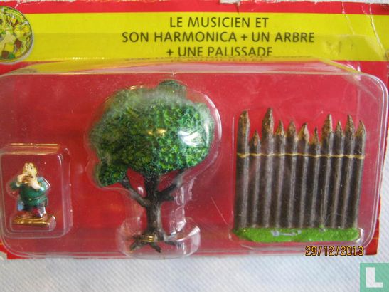 Le musicien et son harmonica + un arbre + une palissade - Afbeelding 1