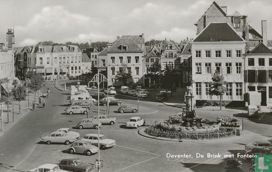 Deventer, De Brink met Fontein - Afbeelding 1