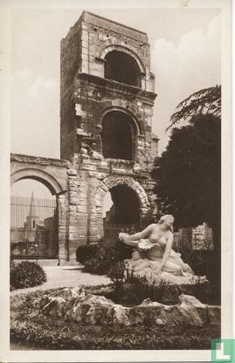 Statue de Niobé et la Tour du théâtre antique