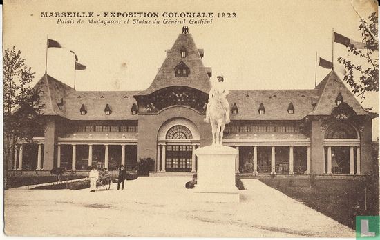 Exposition Coloniale - Palais de Madagascar et statue du Général Gaqlliéni