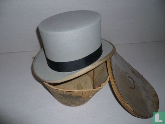 Antieke hoedendoos met hoed - Afbeelding 2