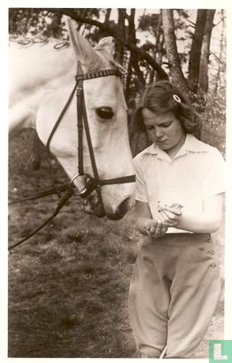 H.K.H. Prinses Irene geeft haar paard "Athalia" een paar suikerklontjes